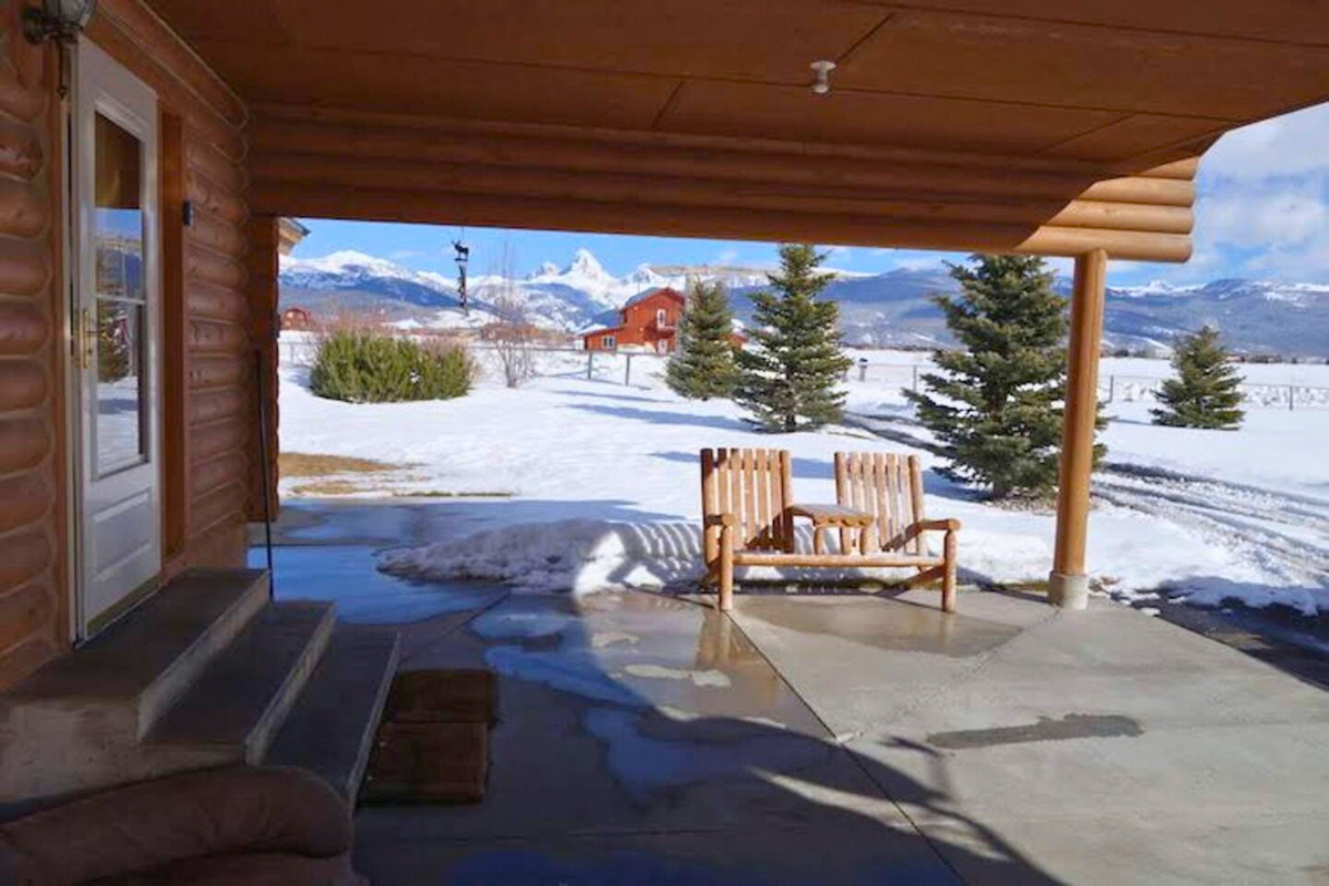 The property is especially beautiful when surrounded by a fresh blanket of snow, and is close to skiing locations