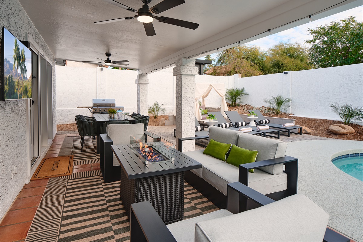 Outdoor Family Room: Smart TV + FireTable