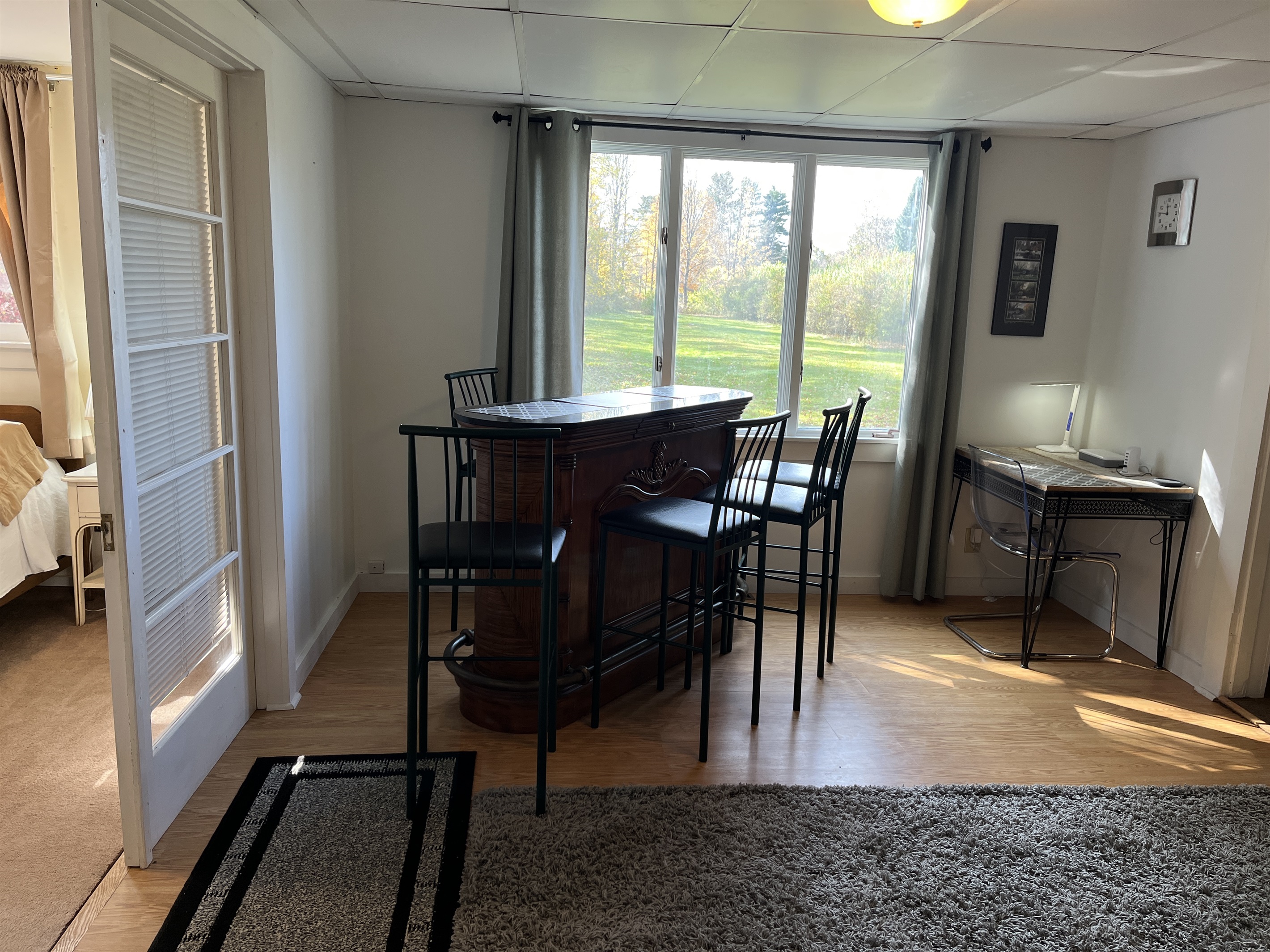 Bar and desk space, make good choices!