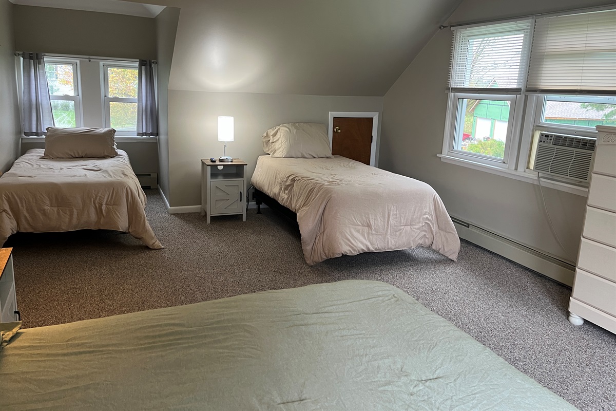 Bdrm 6 - Family Suite Queen, Twins, futon and ensuite bath