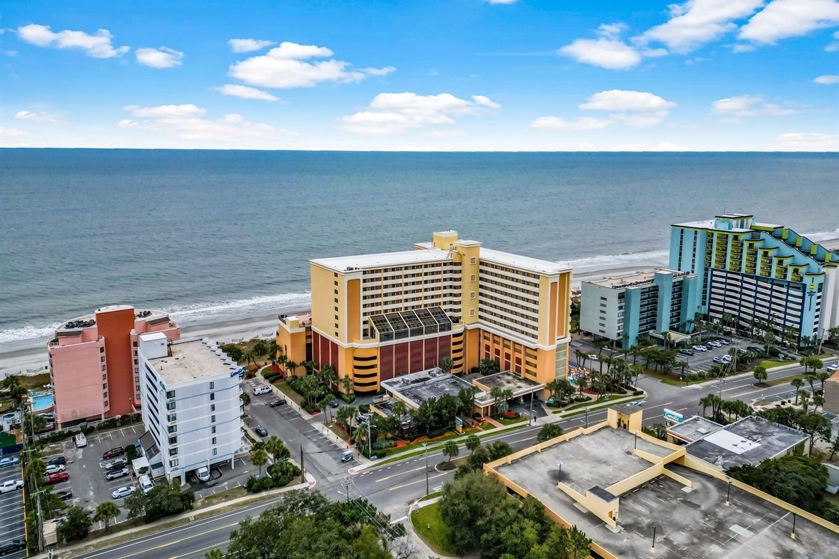 Perfectly situated on the gold mile, walk to places to eat and minutes from Barefoot Resort, Broadway at the Beach and more