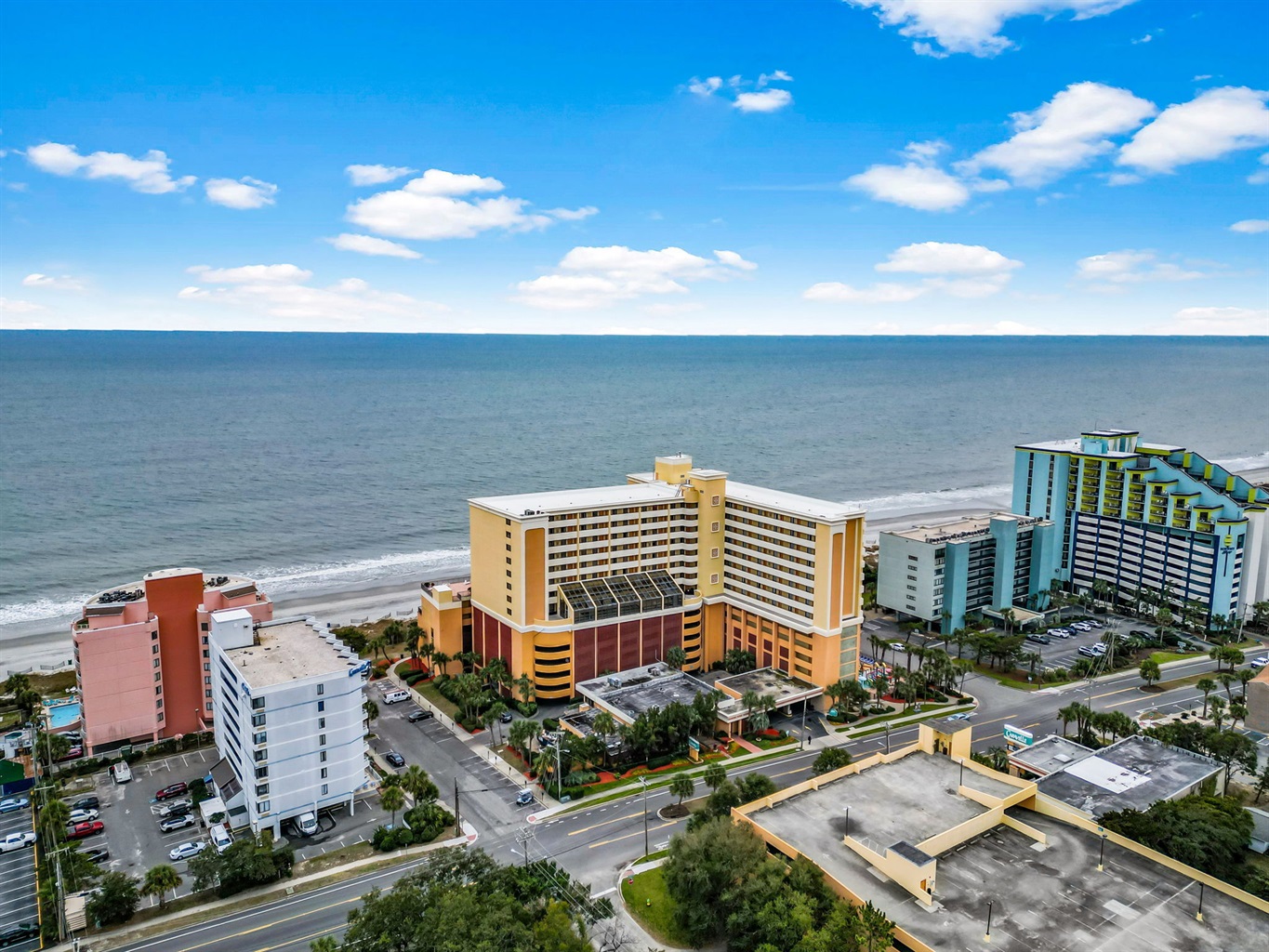 Perfectly situated on the gold mile, walk to places to eat and minutes from Barefoot Resort, Broadway at the Beach and more