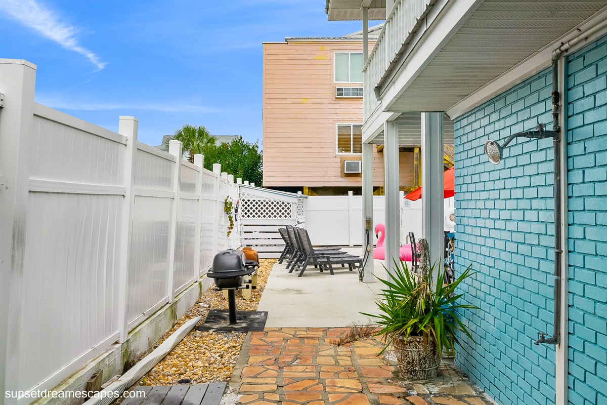 Sideyard allows room for sunbathing and grilling up your favorite seafood for your hungry fellow vacationers! Grill is a park style charcoal grill, bring your own charcoal.