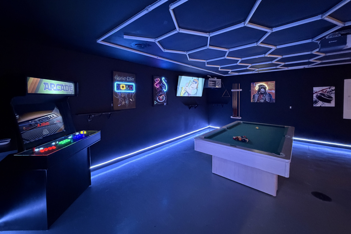Garage Game Room. Arcade, Pool Table, Couch, Recliner 60" TV