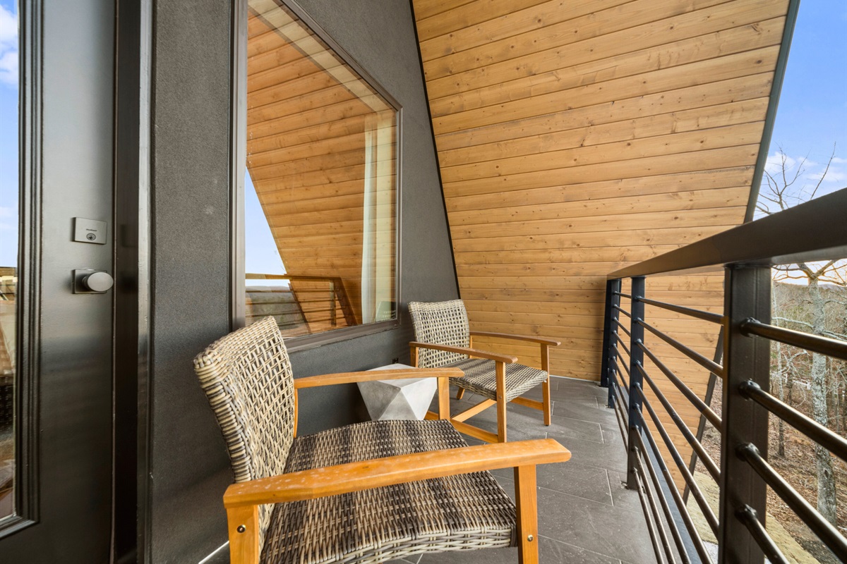 This balcony seating area is made for relaxing, whether you&rsquo;re reading a book, catching the breeze, or just enjoying the peaceful surroundings.