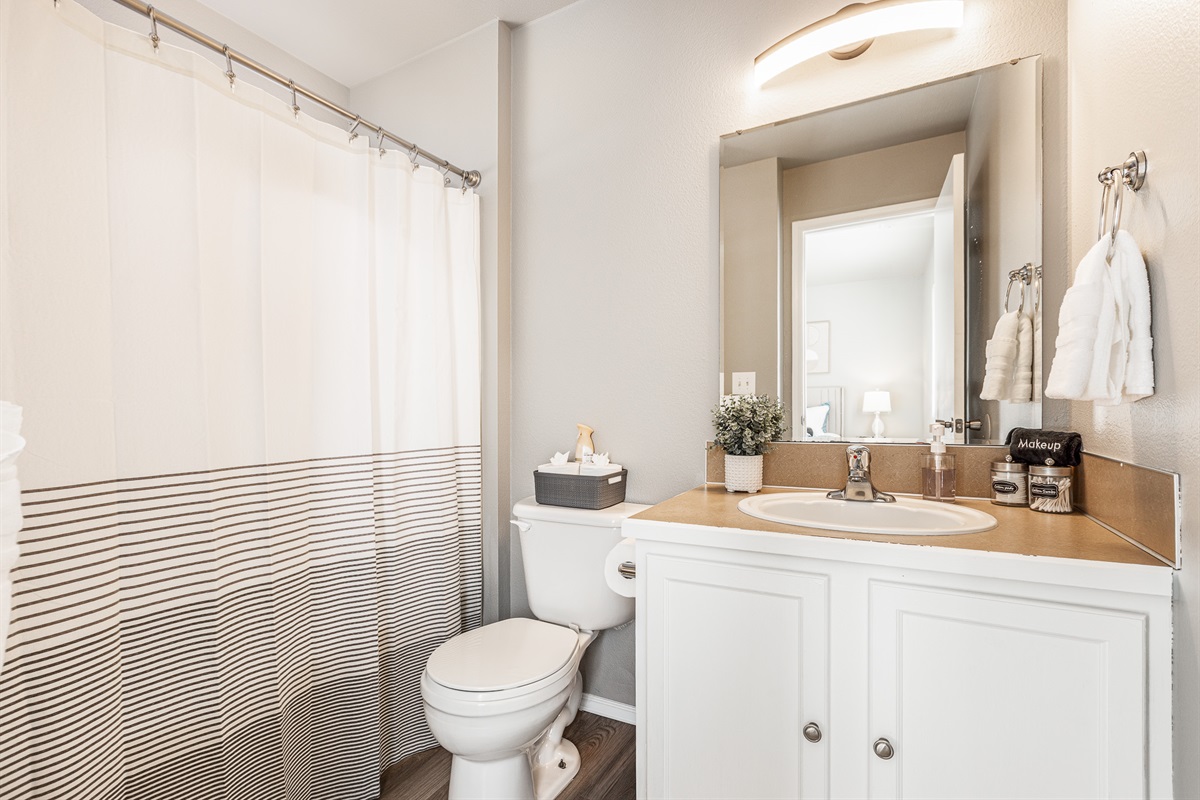 3010 Regan – Full Bathroom
Bright and clean bathroom with shower and tub.