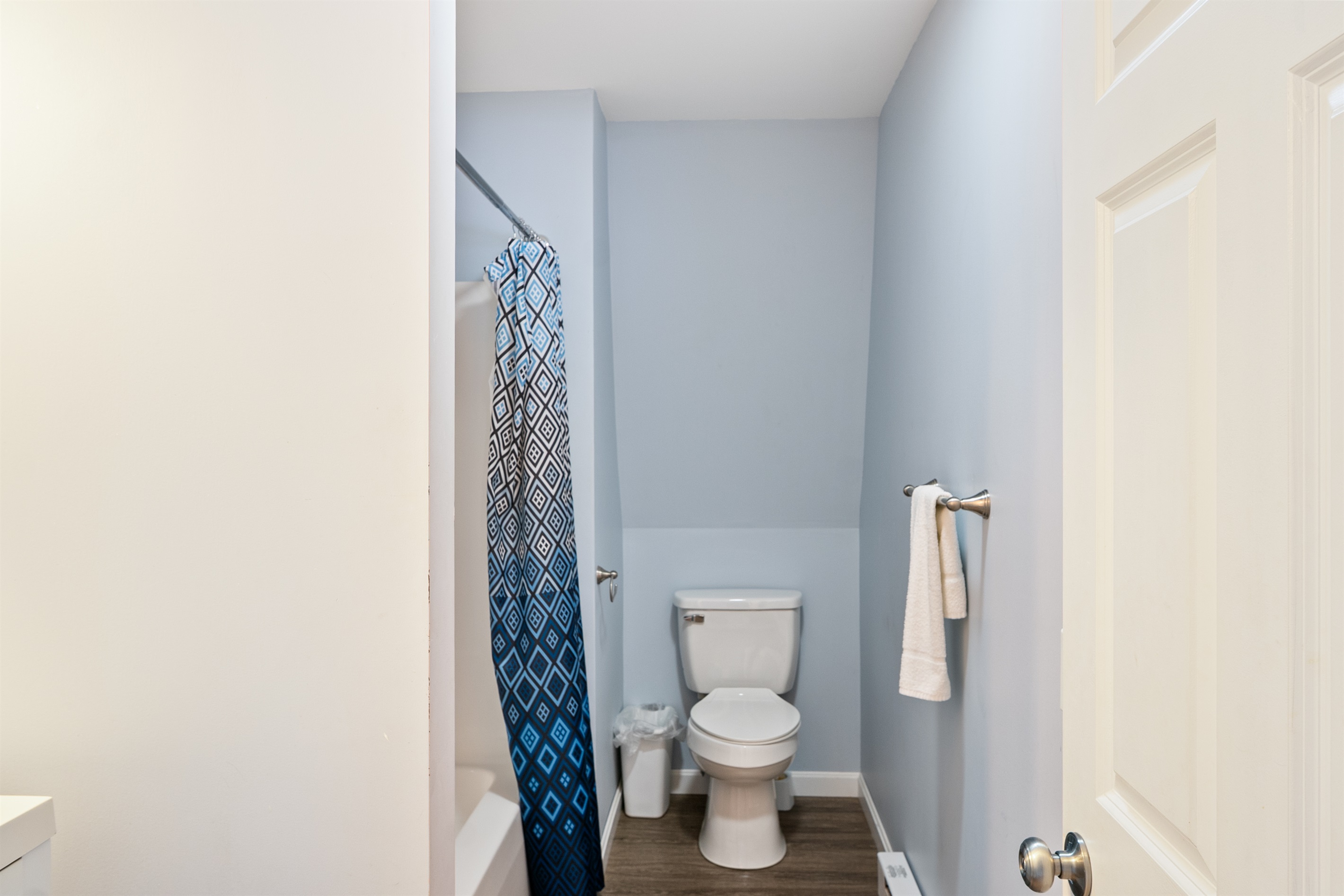 Guest Bathroom - Tub / Shower