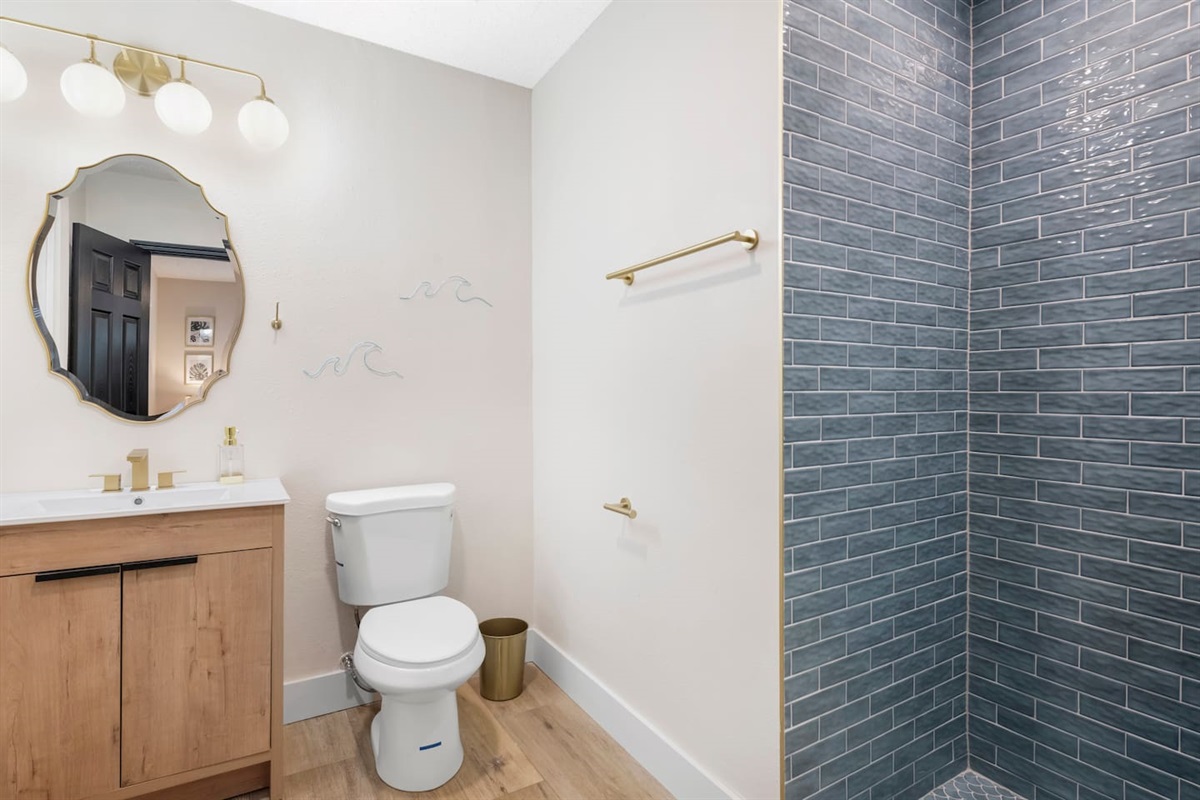 King Suite 1 with ensuite Bathroom, New Memory Foam Mattress, 40-in TV.