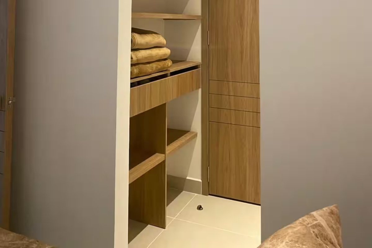 El almacenamiento del dormitorio aporta comodidad práctica a tu estancia costera, con estanterías integradas y ropa de cama adicional disponible entre días de playa y recorridos por la zona.