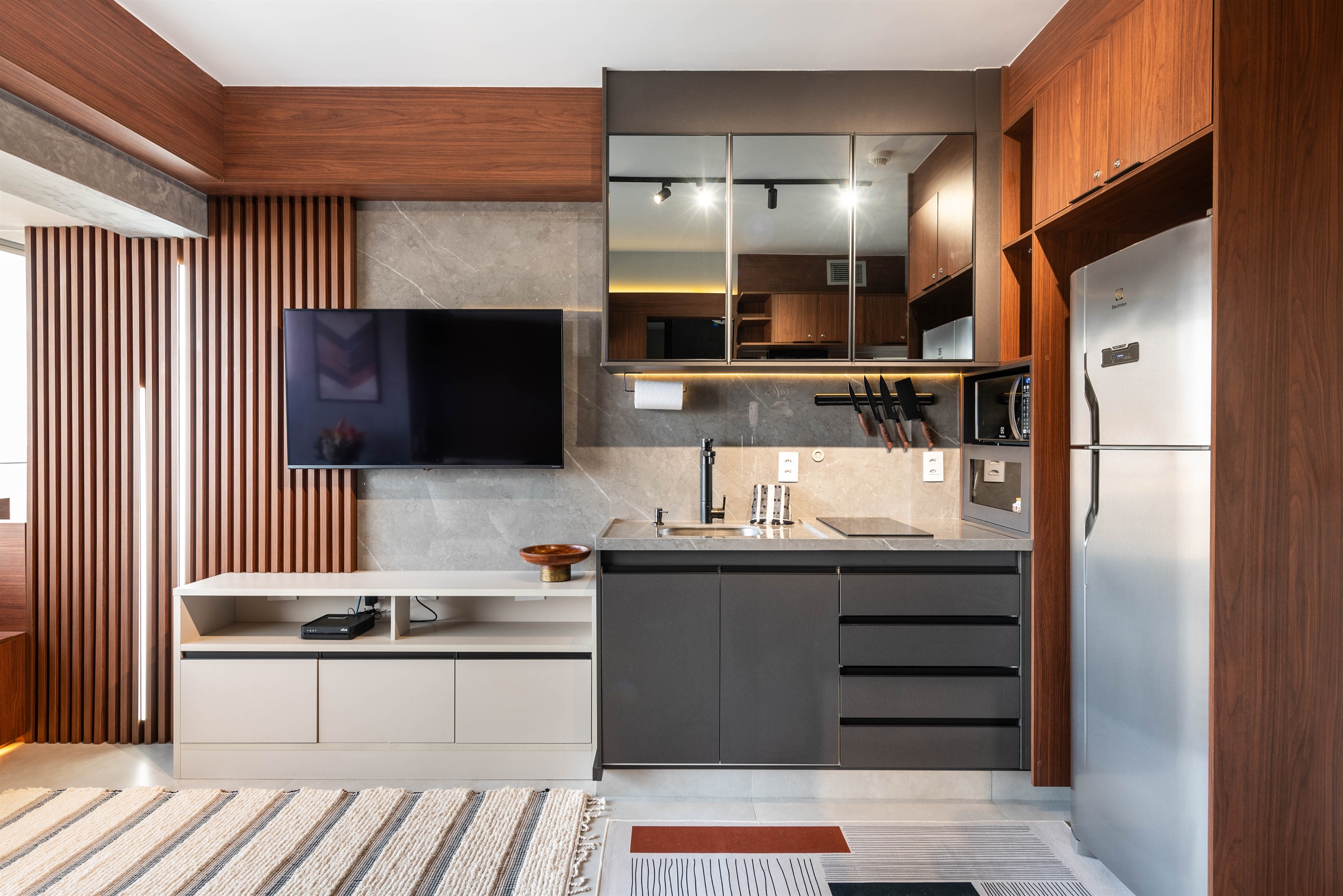 🍳 Cozinha completa integrada à sala, com geladeira, micro-ondas, cooktop e armários planejados. Praticidade total para estadias curtas ou longas