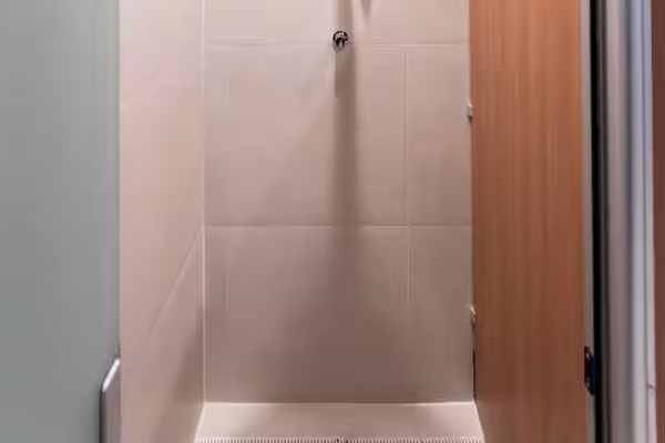 💧 Estrutura de apoio completa com chuveiro, garantindo praticidade no uso da sauna.