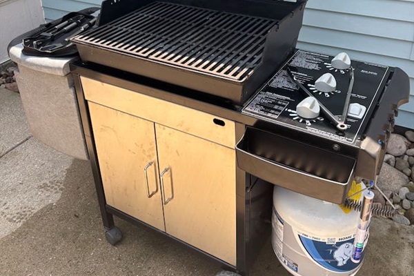 New cooking grates installed, plenty of room for burgers/steaks for everyone 