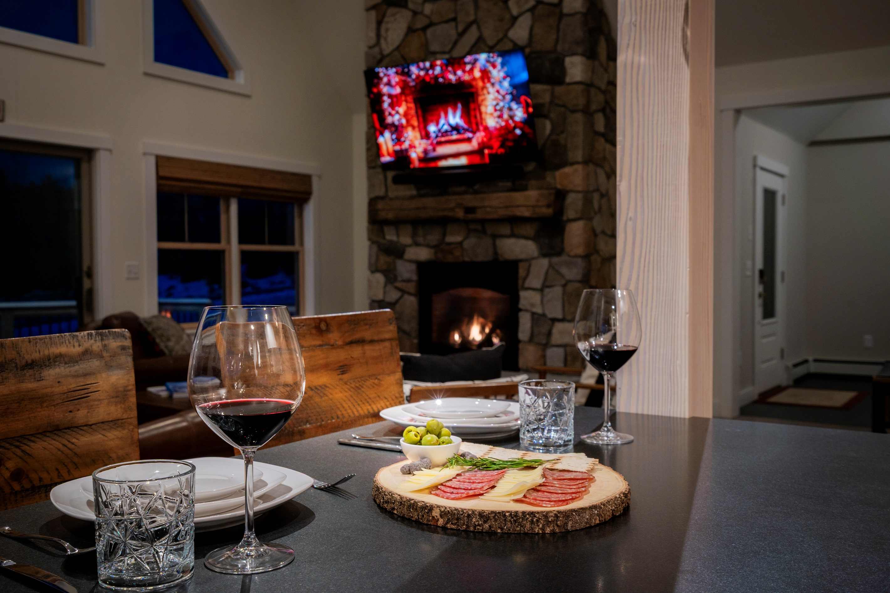 Morning light or evening glow, the fireplace makes every moment warm!