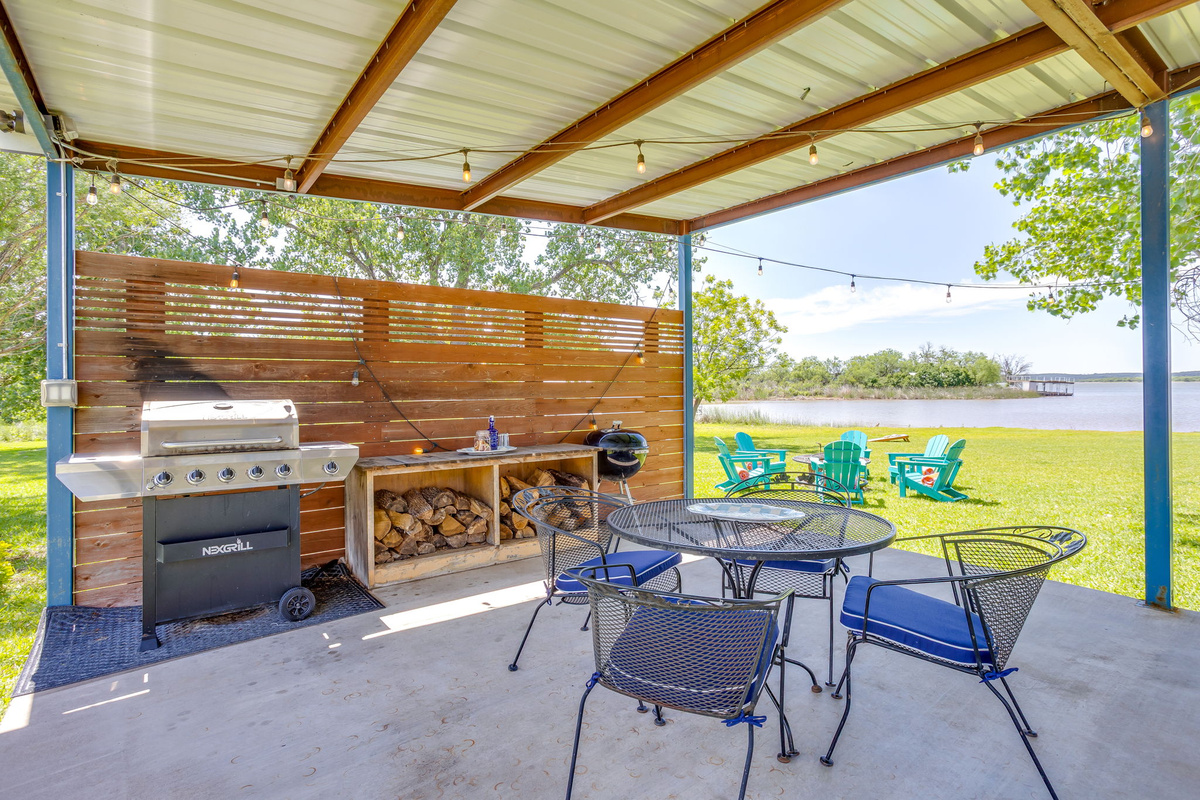 Outdoor covered patio with gas grill, charcoal grill and lots of seating