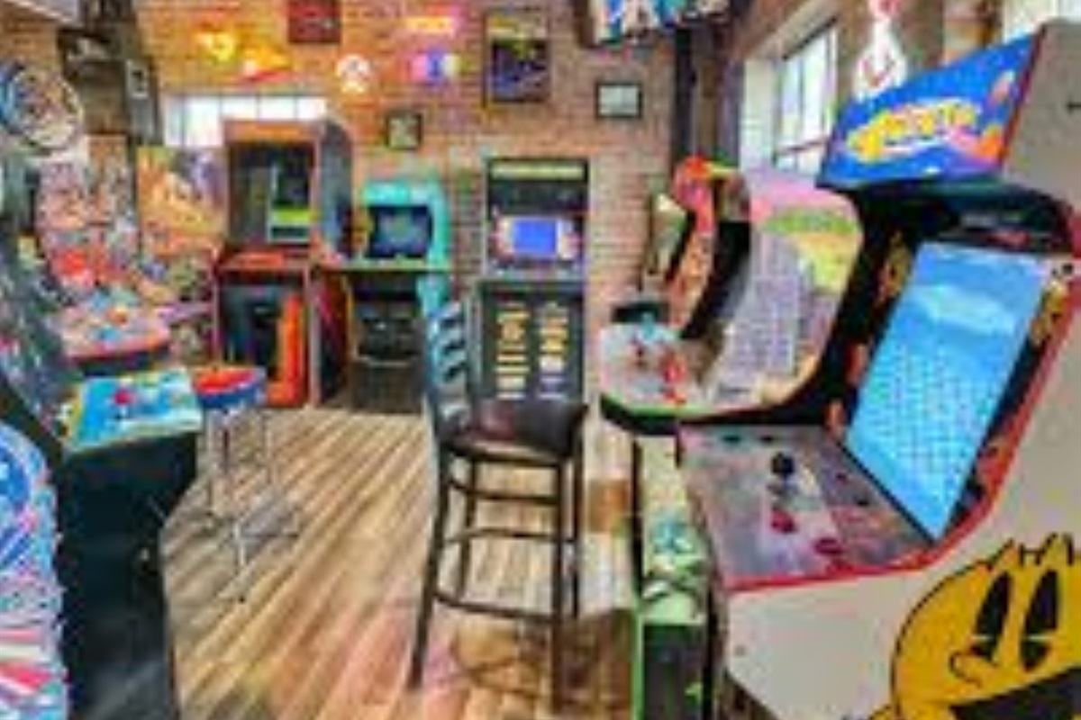 Ready for a playful night out? Flashback Pizza and arcade games in downtown Rogers bring the perfect mix of nostalgia, cocktails, and girls trip fun.