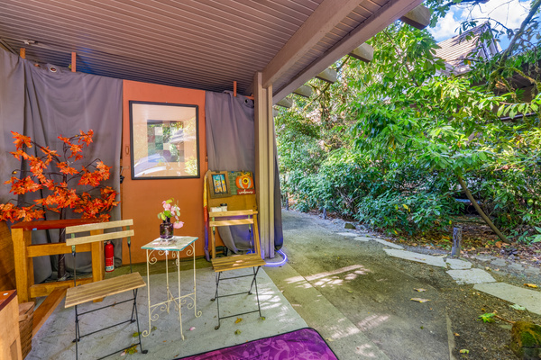 Creative corner, open air — a favorite guest surprise.
