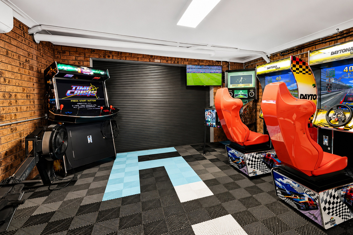 Skye’s Beach House Malua Bay includes a full arcade-style games room with two Daytona racing machines, 151 racing games, a 4-player shooter arcade with 4,700 games and a virtual pinball machine with 1,300 games.