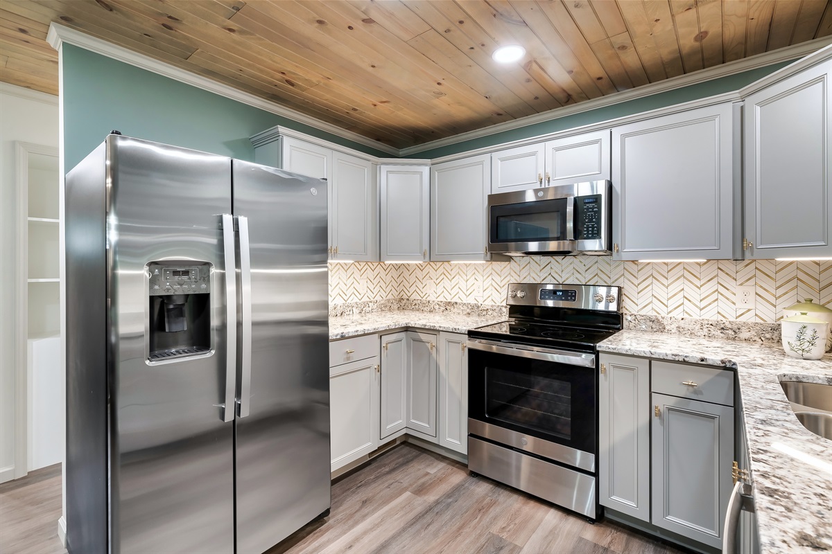 Everything you need to prepare a feast. Enjoy the convenience of a full-size fridge with ice and water dispenser and ample cabinet space.