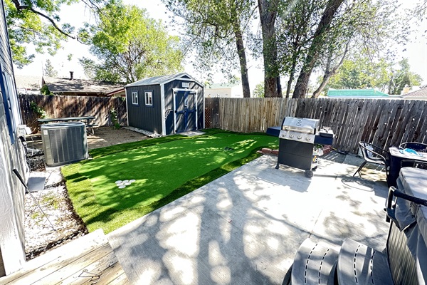 Cute little shed in the yard, BBQ grill and some outdoor furniture to enjoy!