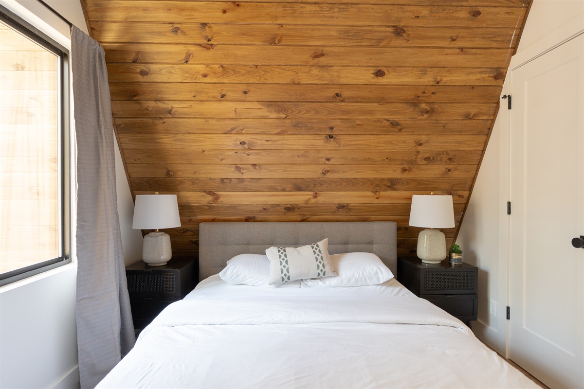 Comeback Downstairs Bedroom w/ Queen