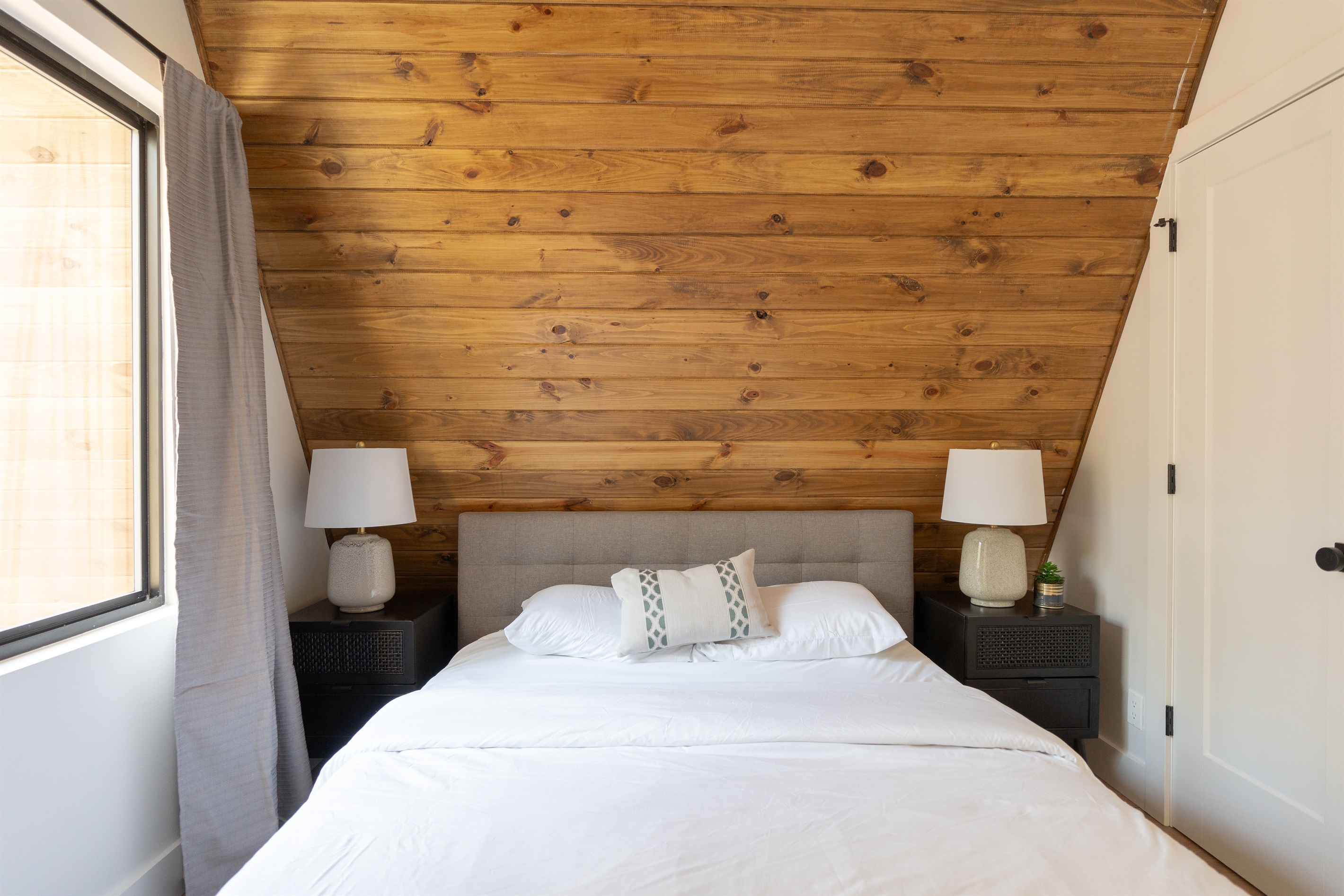 Comeback Downstairs Bedroom w/ Queen