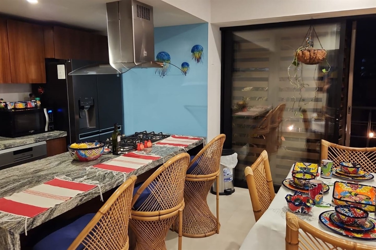 Full access to our private balcony with street view- acceso completo a nuestro balcón privado con vista a la calle