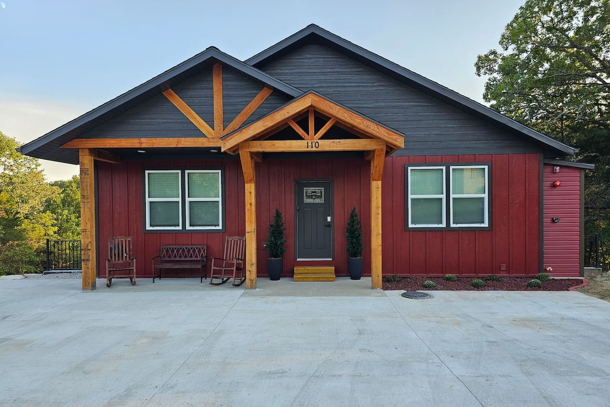 Modern Branson retreat tucked into central Branson but without the noise.