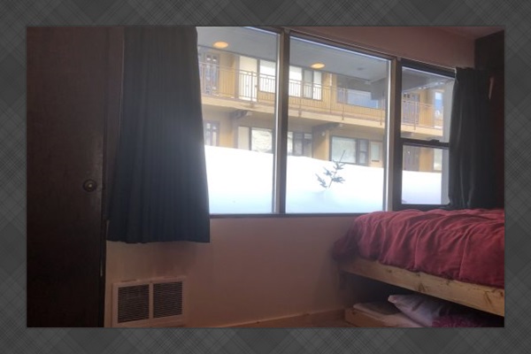 Bedroom: Queen-size bed, 1 twin bed.