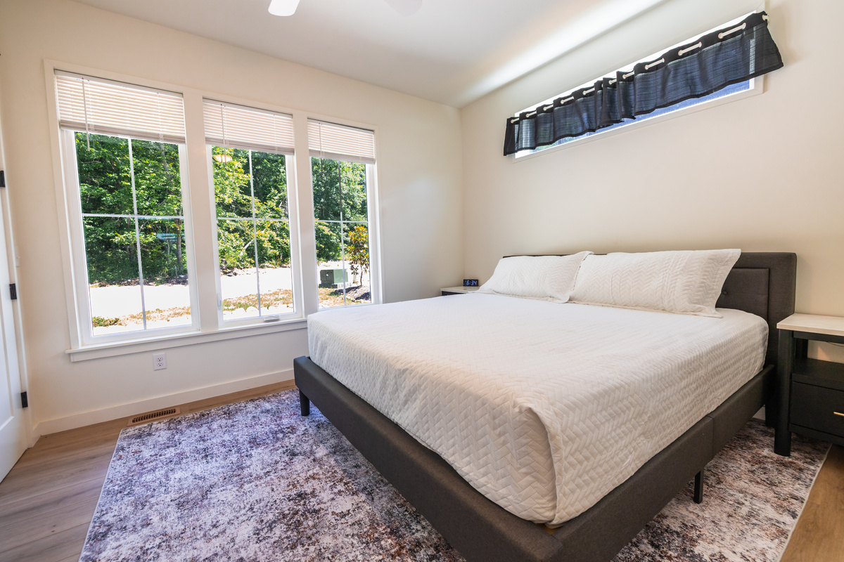 Bedroom 1/ King Bed