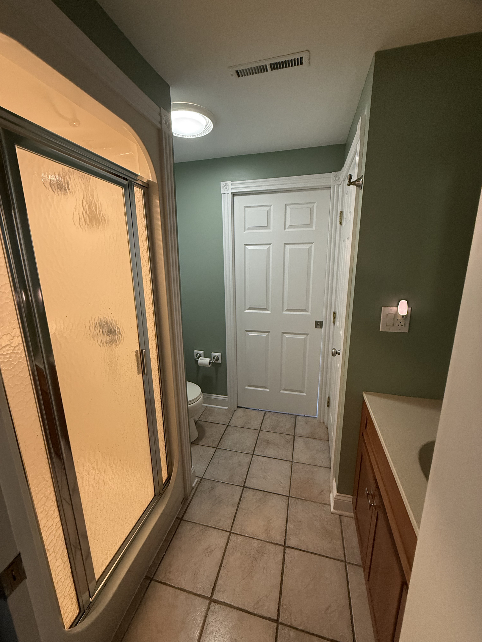 Ground floor Bathroom with access from the bedroom and the hallway.