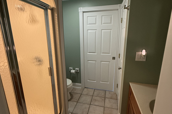 Ground floor Bathroom with access from the bedroom and the hallway.