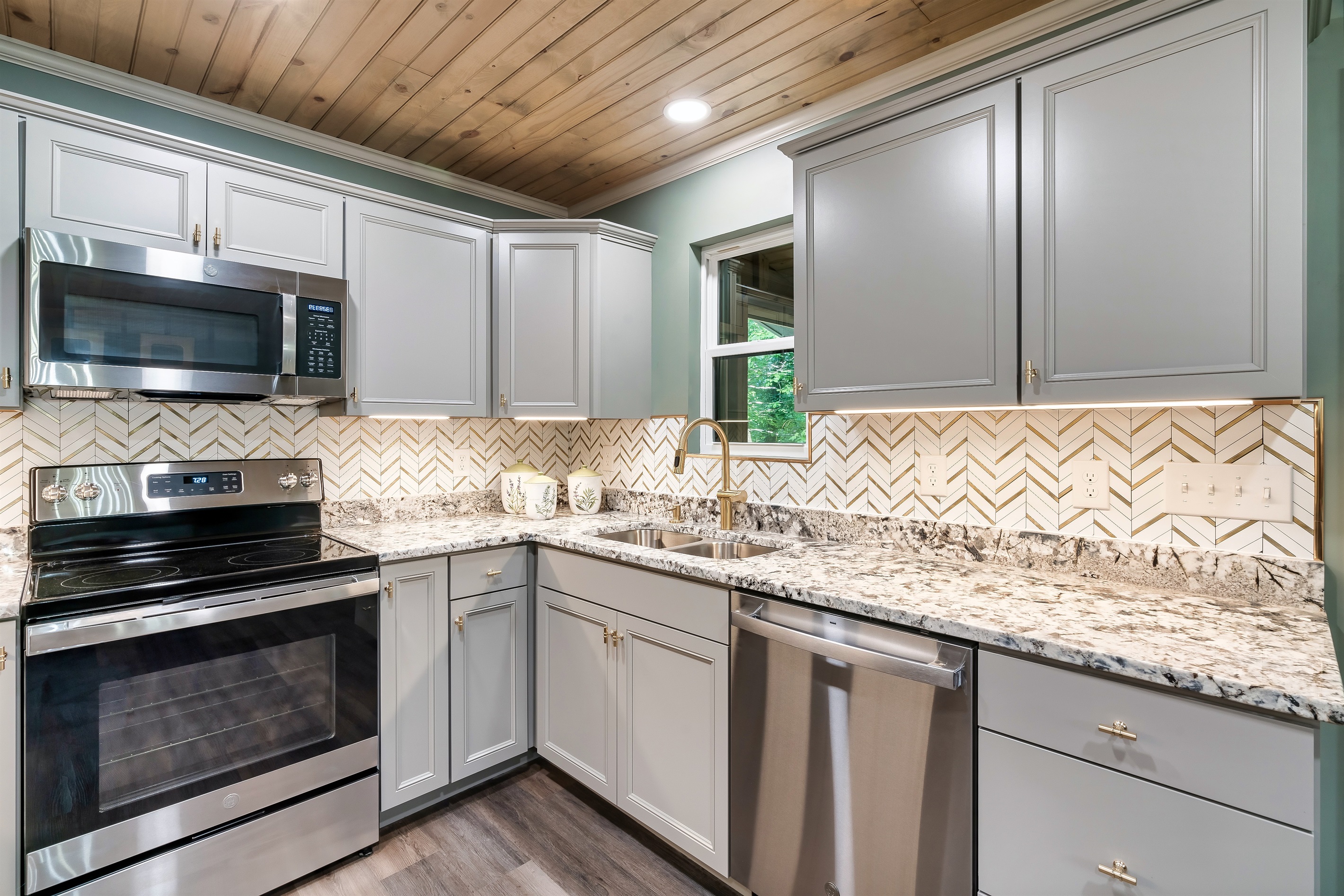 Cook and socialize! This fully equipped kitchen features stainless steel appliances, granite counters, and a stylish chevron backsplash.