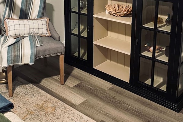 A cozy corner invites quiet moments with a comfortable chair and soft light, while carefully arranged details add charm and character to the room.