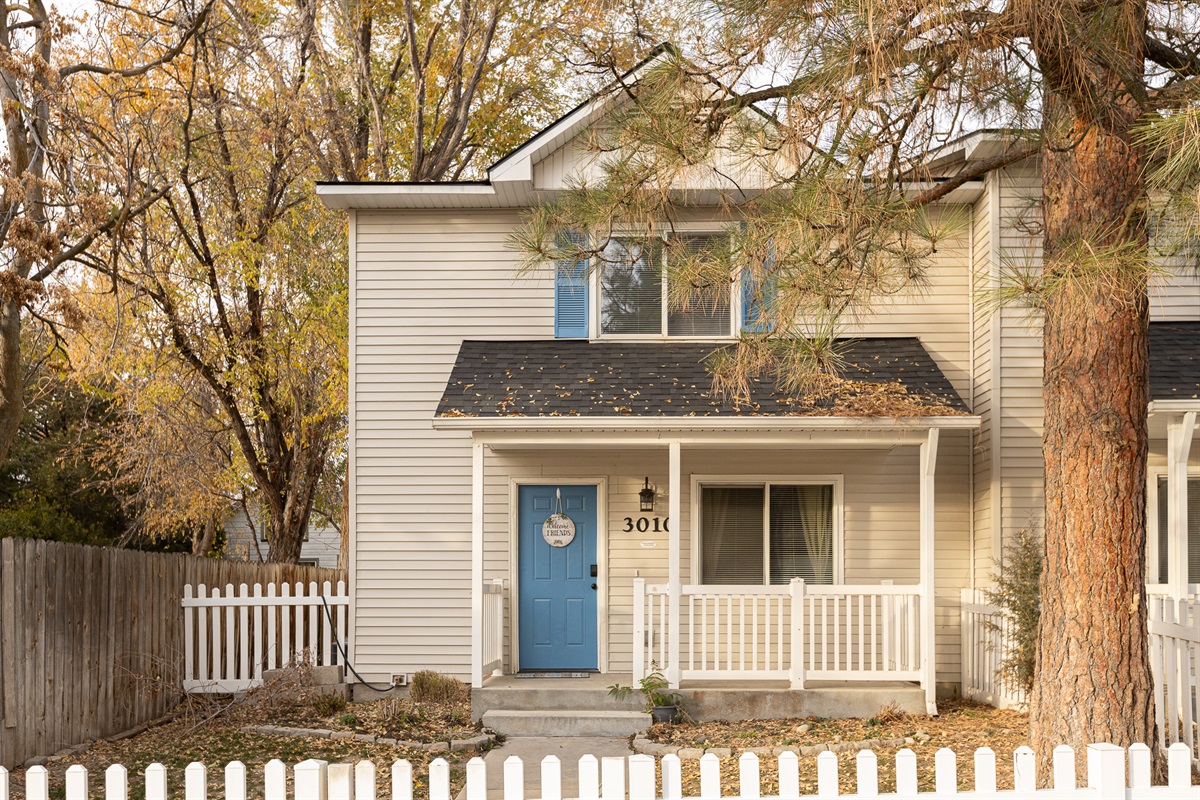 3010 Regan – Private Entrance
Private front door entrance welcoming you to your stay.
