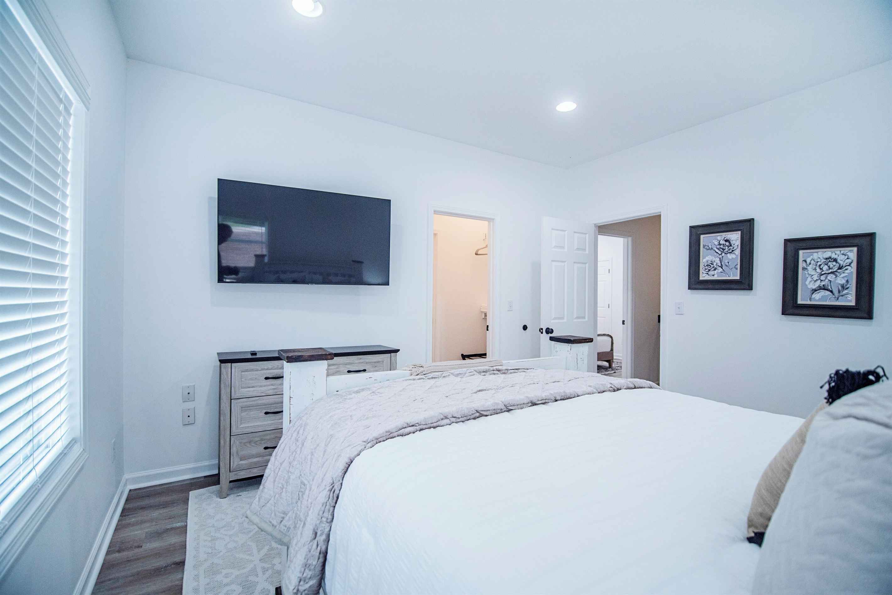 Upstairs Bedroom with Queen Bed