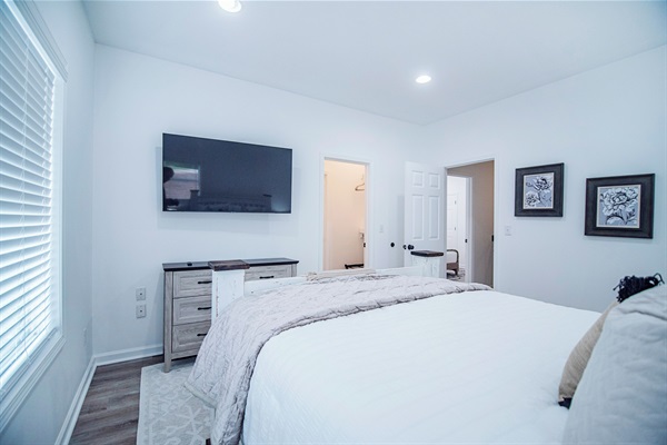 Upstairs Bedroom with Queen Bed