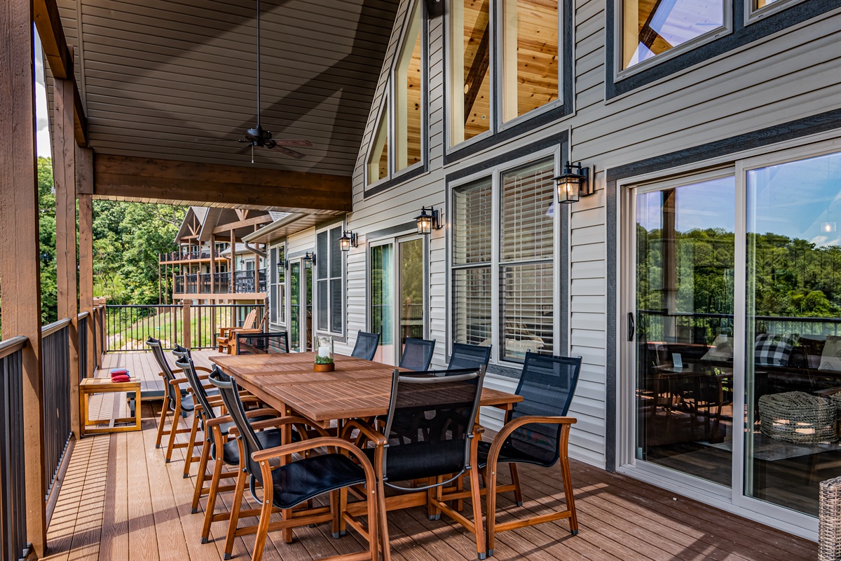 Amazing lakeviews on the decks too!