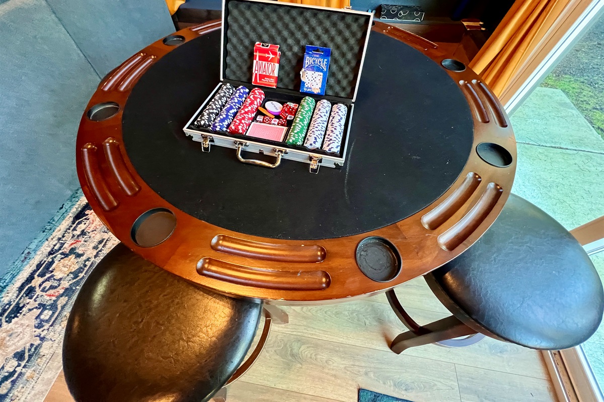 Poker table and all you need to have some fun!