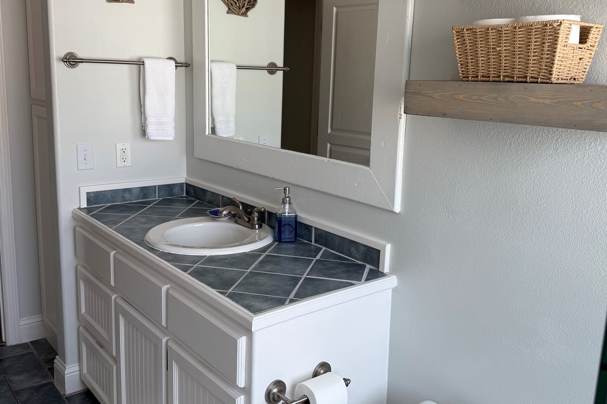 Upstairs shared bath 