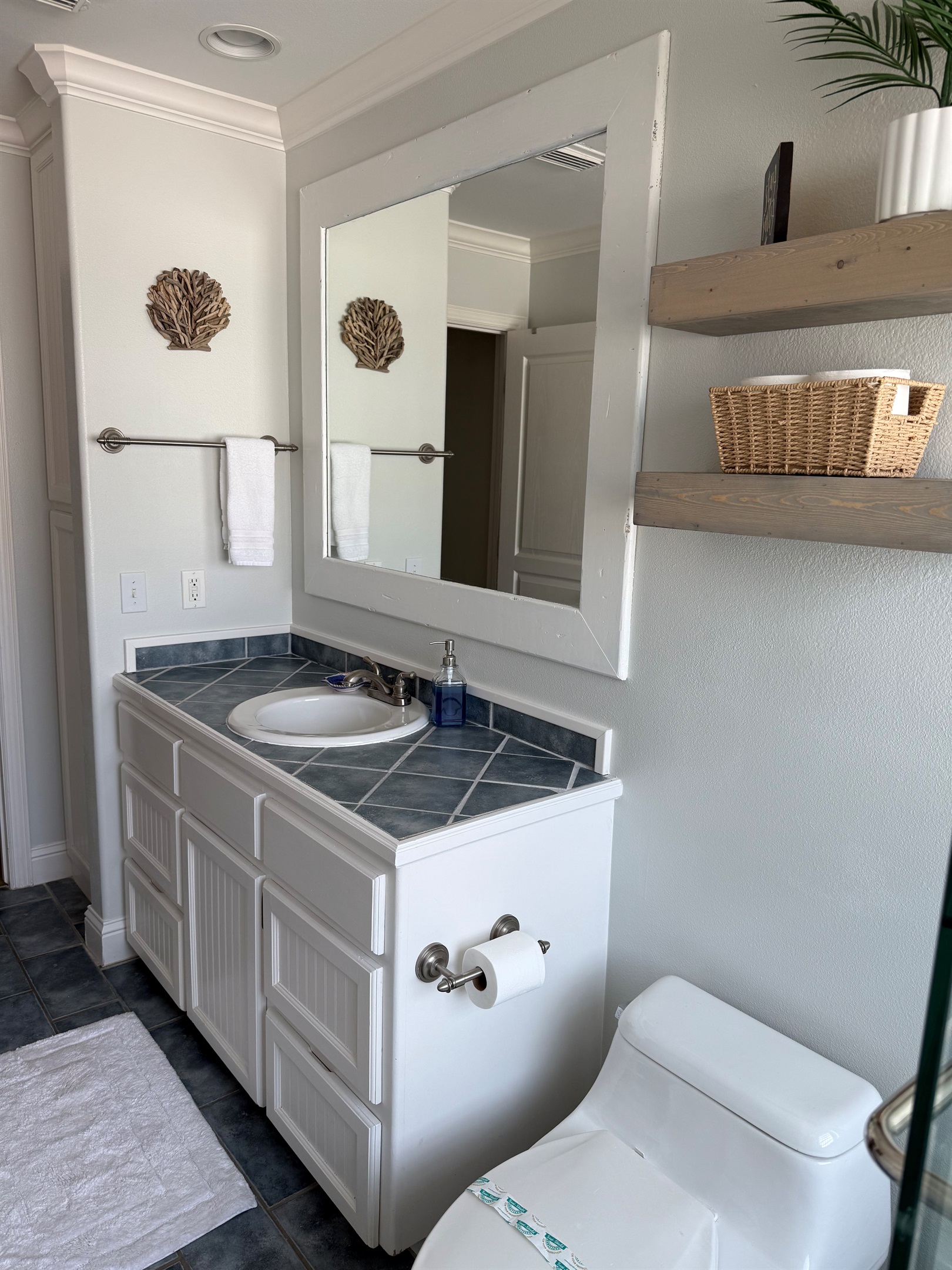 Upstairs shared bath 
