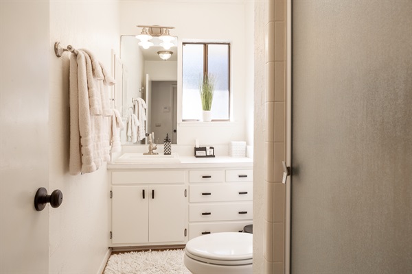 Queen bathroom stocked with all the amenities.