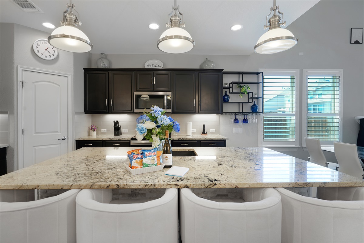🍳 Kitchen + Dining “A chef‑ready kitchen designed for cooking, gathering, and great conversations.”