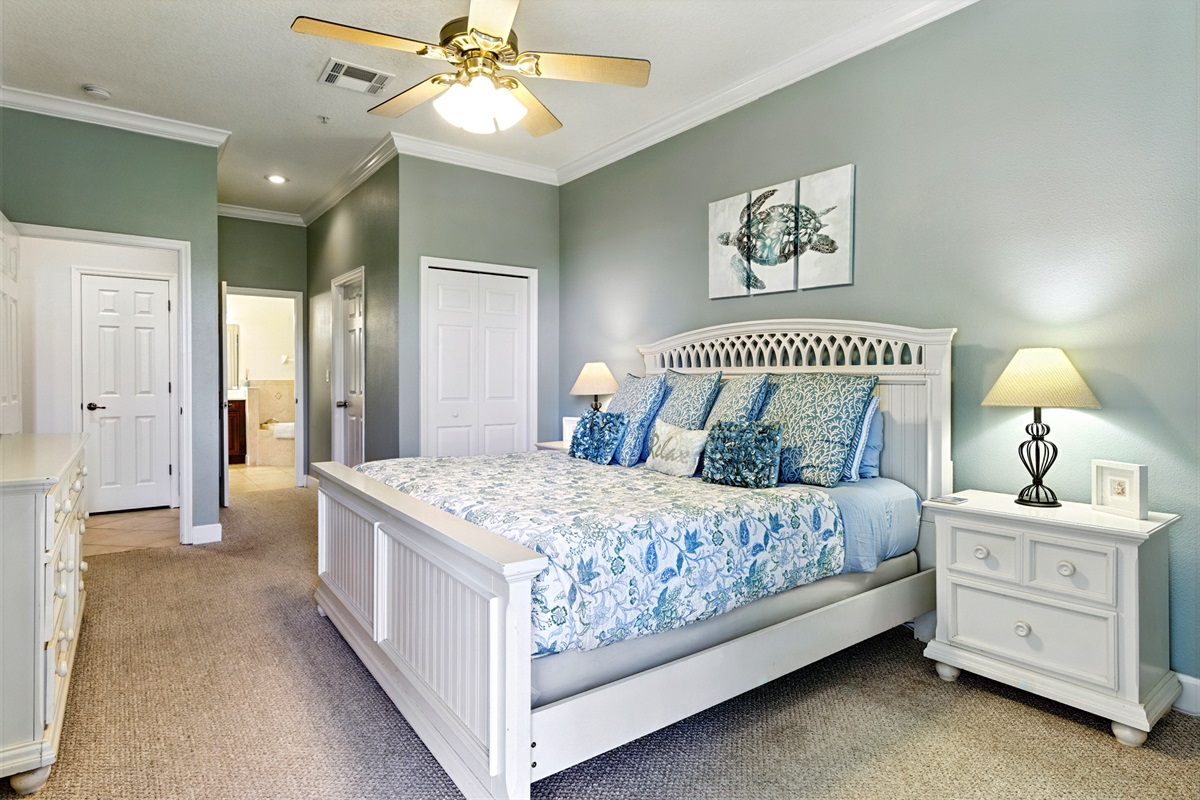 Bright and made for comfort — this spacious primary suite is your private retreat after a full day at the beach. 🌴🛏️
Sink into the plush king bed, enjoy the soothing coastal colors, and unwind in total peace before tomorrow’s Cinnamon Beach adveres.