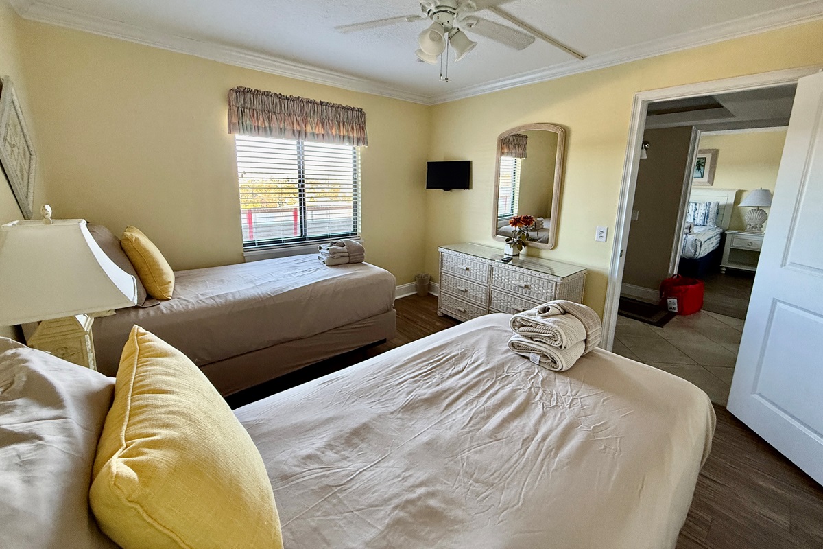 Two Twin Beds, Smart TV