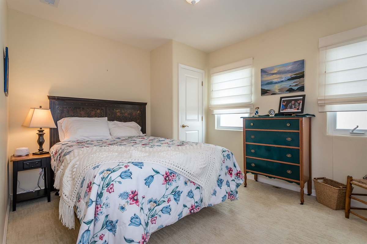 Upstairs Guest bedroom (queen)