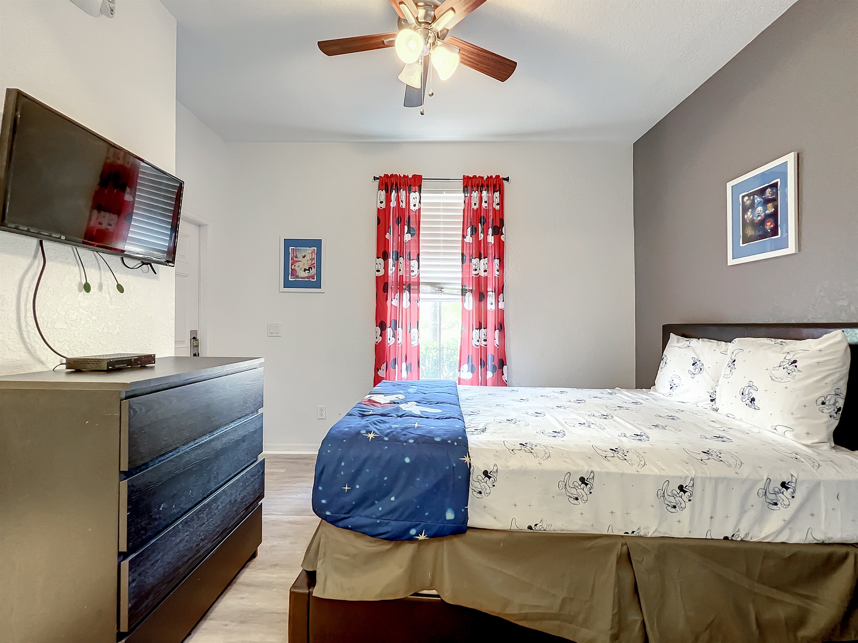 1st Floor Queen Bedroom