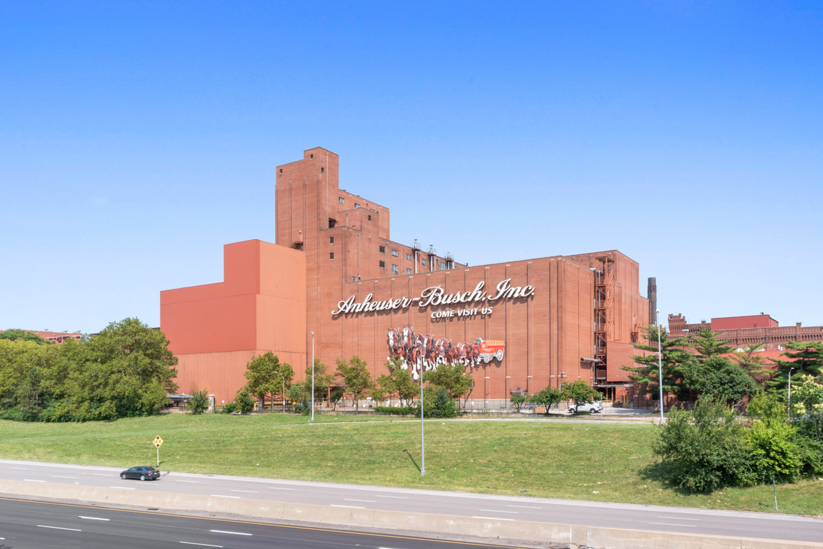 You&rsquo;re staying in beer country the iconic Anheuser-Busch Brewery is just blocks away.