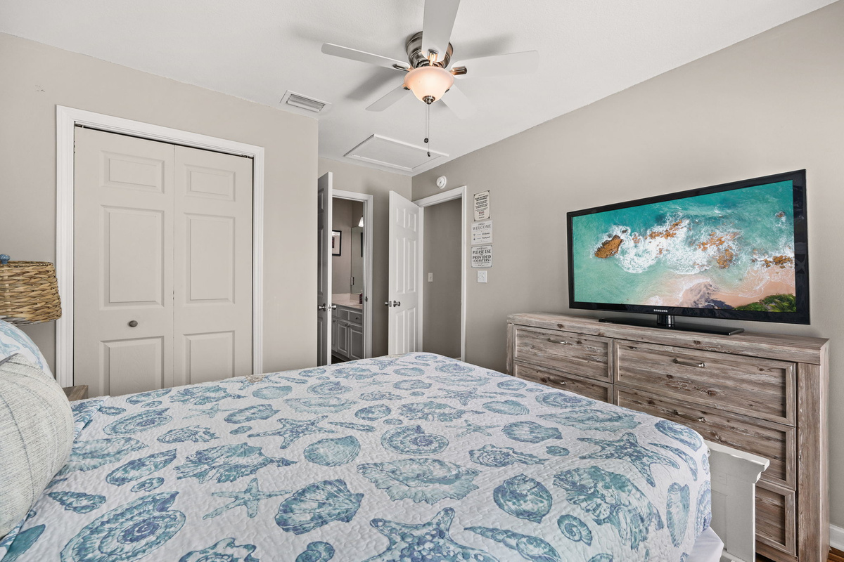 Upstairs Bedroom - Queen Bed