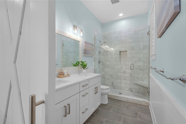King Bathroom (1st floor)