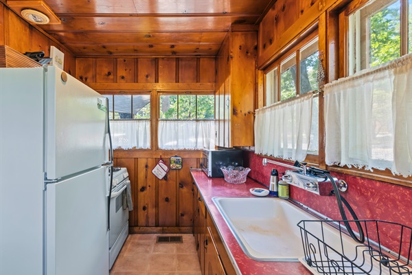 This retro kitchen is stocked with essentials and perfect for preparing your favorite home-cooked meals.